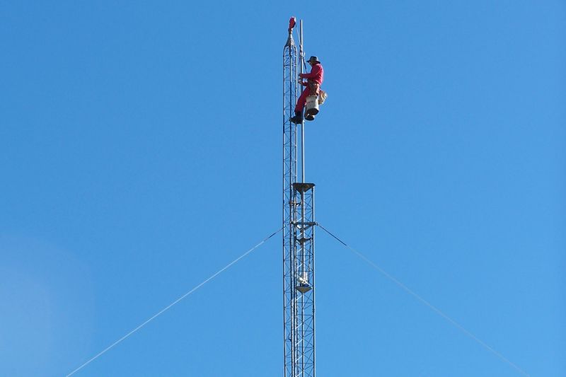 Photo Paul WØAIH on the "Rohn 25 Gin Pole"