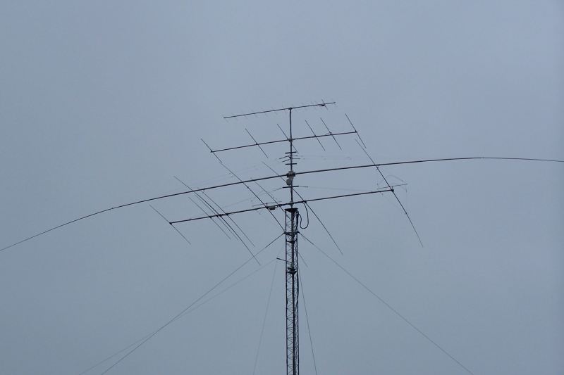 You can see 160m inverted vee hanging on left side of tower. Feedline juts out just above the rotor.